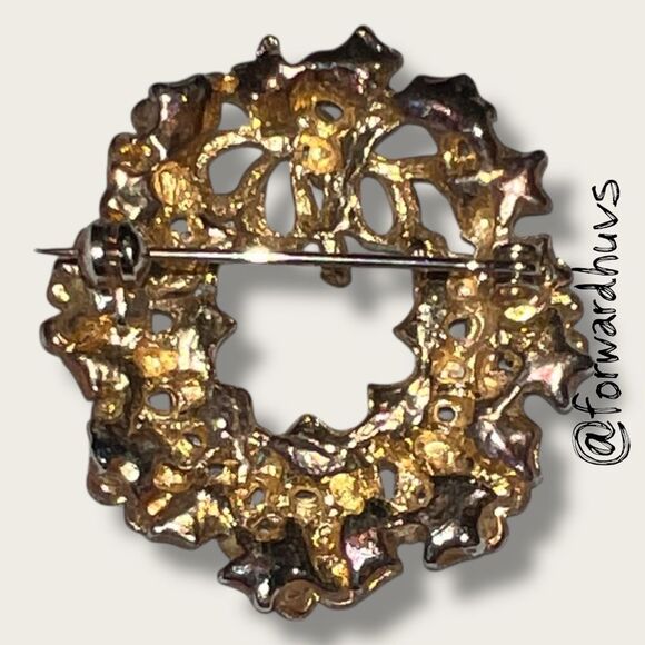 Bundle Sale 3 for $15 | Gold Tone Christmas Wreath Brooch - Picture 4 of 6